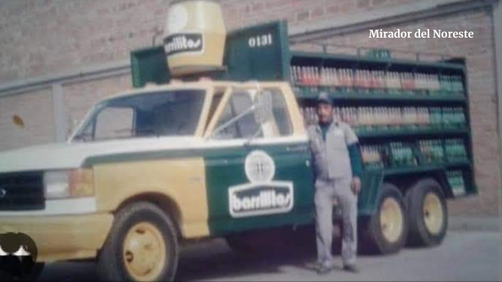 Camión repartidor de Casa Guajardo promocionando los refrescos Barrilitos en Monterrey durante el siglo XX.